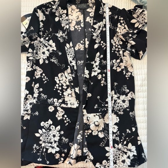 ASTR Floral Blazer Size Small - Picture 4 of 6
